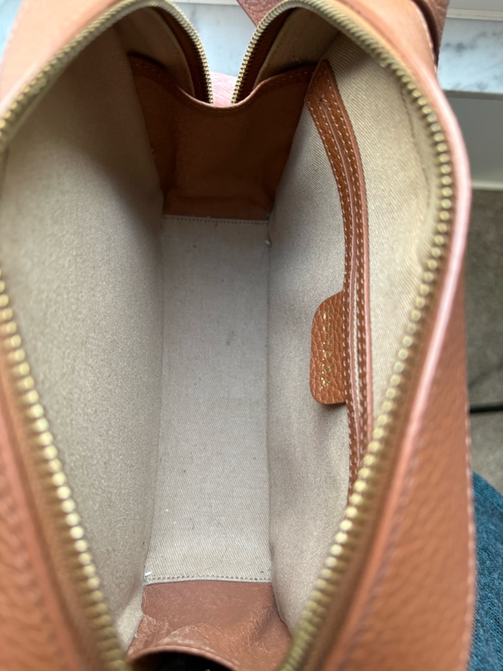 Cuyana Italian Pebbled Leather Camera Bag in Caramel | Minimalist Essential - Picture 4 of 9